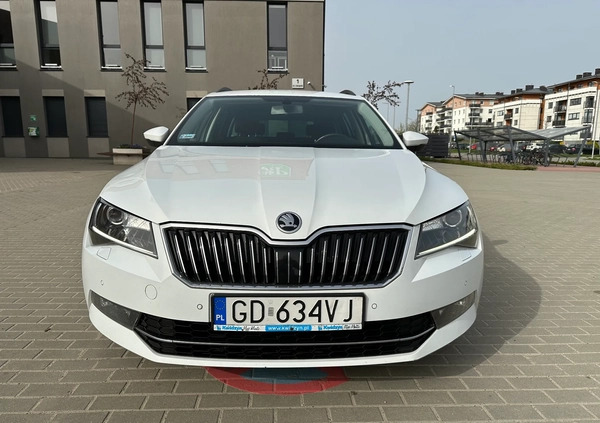 Skoda Superb cena 52900 przebieg: 198000, rok produkcji 2016 z Gdańsk małe 121